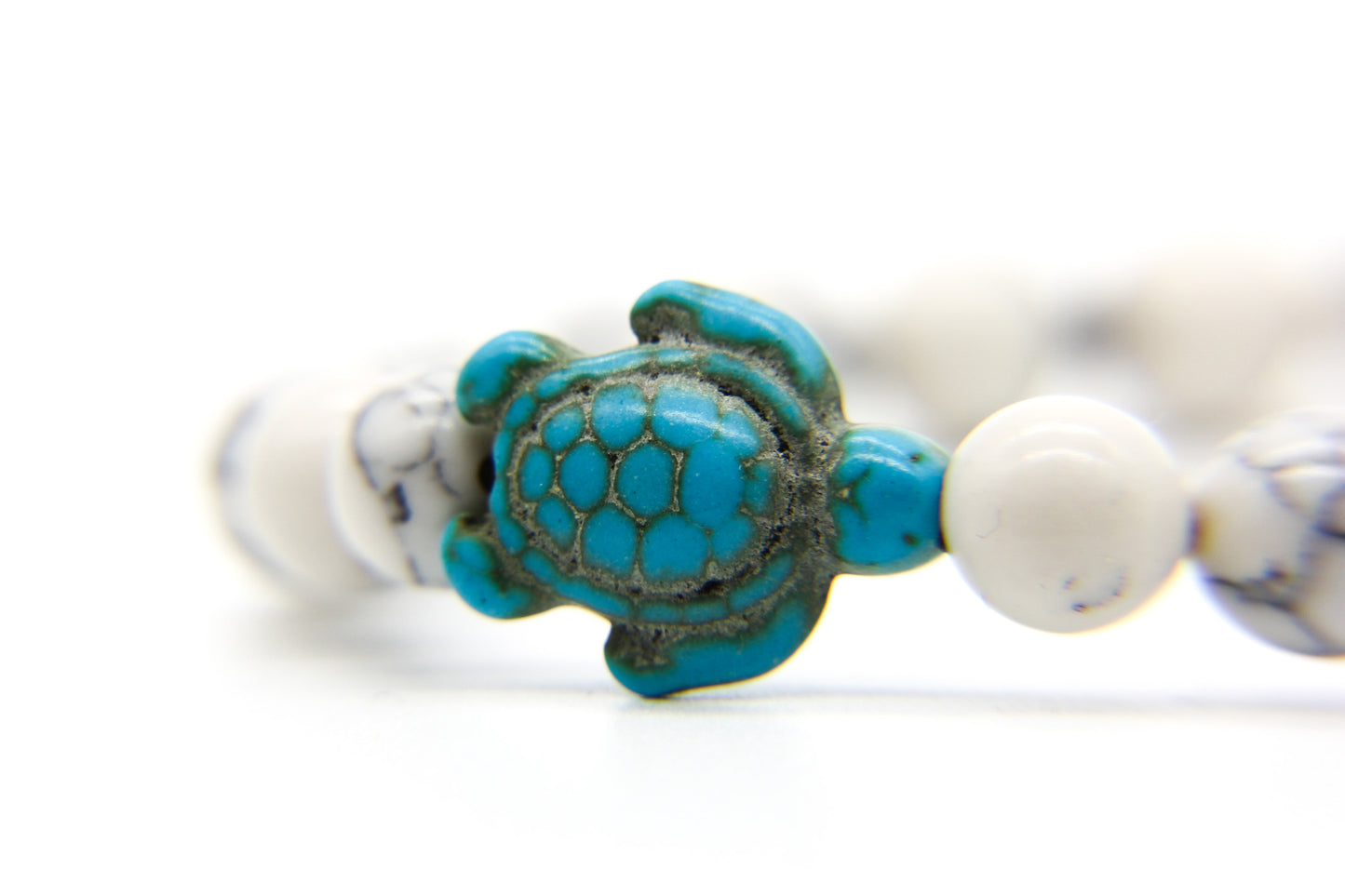 White beaded bracelet with turquoise sea turtle charm 